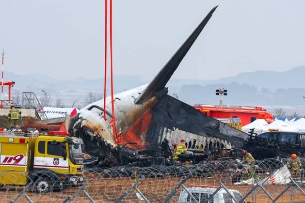 News Themen der Woche KW01 News Bilder des Tages Search operations Search operations Firefighters carry out search operations at Muan International Airport in the southwestern county of Muan on Dec. 30, 2024, after a Jeju Air passenger plane with 181 people aboard crashed the previous day. (Yonhap) 2024-12-30 09:09:00 < 1980-2024 YONHAPNEWS AGENCY. .> ¹«¾È±º Àü¶ó³²µµ EDITORIAL USE ONLY  Copyright: xx PYH2024123002050031500 YonhapxNewsx yonphotos236923