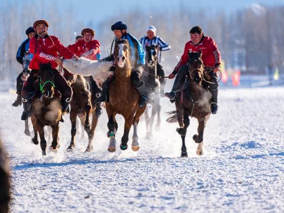 Bilder des Jahres 2024, News 12 Dezember News Themen der Woche KW52 News Bilder des Tages ILI, CHINA - DECEMBER 29: Horsemen compete in a goat-grabbing game on December 29, 2024 in Ili Kazakh Autonomous Prefecture, Xinjiang Uygur Autonomous Region of China. Goat-grabbing game is a traditional folk sport widely welcomed in Xinjiang. The game tests horse riders equestrian skills and teamwork.  Copyright: xVCGx 111539186548