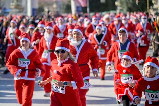 Bilder des Jahres 2024, News 12 Dezember News Themen der Woche KW52 News Bilder des Tages (241230) -- SKOPJE, Dec. 30, 2024 -- People dressed as Santa Clauses run during the traditional Santa race in Skopje, North Macedonia, Dec. 29, 2024. (Photo by Xinhua) NORTH MACEDONIA-SKOPJE-SANTA RACE TomislavxGeorgiev 