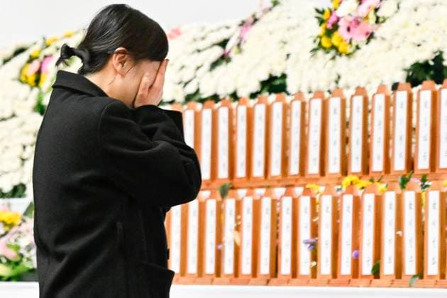 News Themen der Woche KW01 News Bilder des Tages Plane fire in Maun, South Korea A bereaved family member pays tribute at a joint memorial altar for the victims of the Jeju Air aircraft at Muan sports center in Muan, South Korea, 30 December 2024. According to the South Korea National Fire Agency (NFA), a plane carrying 181 people, Jeju Air Flight 7C2216, crashed after skidding off the runway on 29 December, leaving 179 people dead. Maun Korea, Republic Of Copyright: xMatrixxImagesx xKwakxKyung-Keunx 
