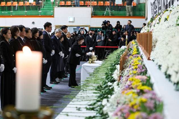 Bilder des Jahres 2024, News 12 Dezember News Bilder des Tages Plane fire in Maun, South Korea Bereaved family members pay tribute at a joint memorial altar for the victims of the Jeju Air aircraft at Muan sports center in Muan, South Korea, 30 December 2024. According to the South Korea National Fire Agency (NFA), a plane carrying 181 people, Jeju Air Flight 7C2216, crashed after skidding off the runway on 29 December, leaving 179 people dead. Maun Korea, Republic Of Copyright: xMatrixxImagesx xKwakxKyung-Keunx 