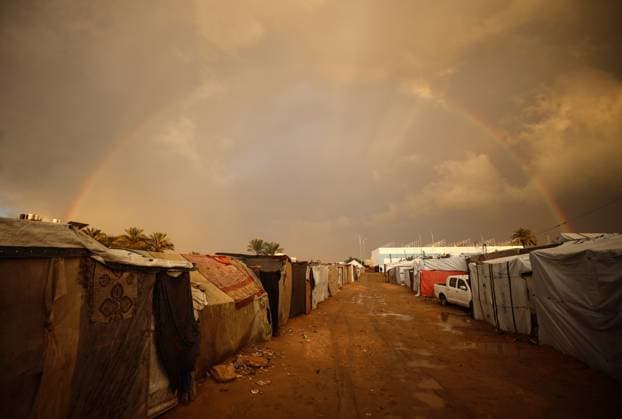 News Themen der Woche KW01 Bilder des Jahres 2024, News 12 Dezember News Bilder des Tages Daily Life In Deir al-Balah A rainbow appears over a makeshift camp in Deir el-Balah in the central Gaza Strip on December 30, 2024, amid the ongoing war between Israel and Hamas. Gaza Palestine  Copyright: xMajdixFathix originalFilename: fathi-notitle241230_npcZS.jpg