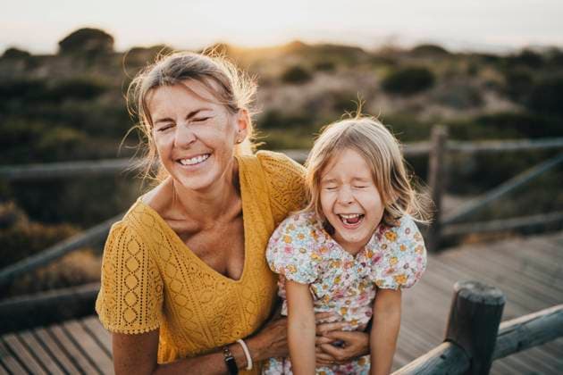 Mother and daughter laughing at beach on summer sunset Marbella, Andalusia, Spain CR_TANI241228-1601274-01 ,model released, Symbolfoto