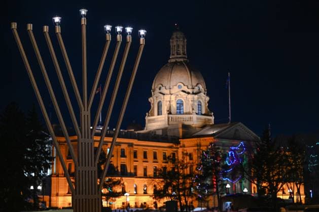 Fifth Night Of Chanukah Celebrated In Edmonton EDMONTON, CANADA - DECEMBER 29: View of Alberta™s largest Menorah during the 33rd annual Chanukah (Hanukkah) ceremony at the Alberta Legislature, on December 29, 2024, in Edmonton, Alberta, Canada. Edmonton Canada  Copyright: xArturxWidakx originalFilename: widak-fifthnig241229_npMyN.jpg