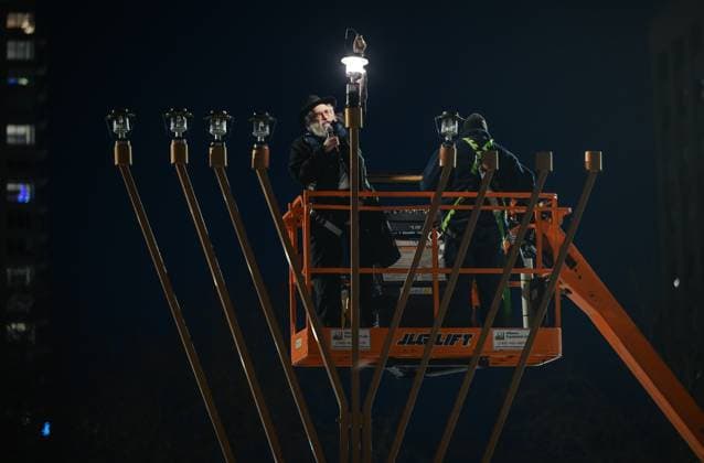 Fifth Night Of Chanukah Celebrated In Edmonton EDMONTON, CANADA - DECEMBER 29: Rabbi Ari Drelich of Chabad of Edmonton lights Alberta™s largest Menorah during the 33rd annual Chanukah (Hanukkah) ceremony at the Alberta Legislature, on December 29, 2024, in Edmonton, Alberta, Canada. Edmonton Canada  Copyright: xArturxWidakx originalFilename: widak-fifthnig241229_npLhM.jpg
