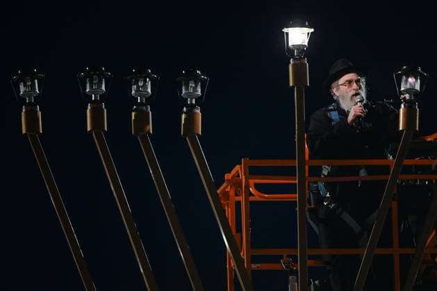 Fifth Night Of Chanukah Celebrated In Edmonton EDMONTON, CANADA - DECEMBER 29: Rabbi Ari Drelich of Chabad of Edmonton lights Alberta™s largest Menorah during the 33rd annual Chanukah (Hanukkah) ceremony at the Alberta Legislature, on December 29, 2024, in Edmonton, Alberta, Canada. Edmonton Canada  Copyright: xArturxWidakx originalFilename: widak-fifthnig241229_npxrG.jpg
