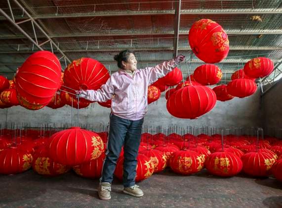 Bilder des Jahres 2024, News 12 Dezember News Bilder des Tages Red Lantern A worker dries red lanterns in Yuncheng city, North China s Shanxi Province, Dec 30, 2024. Yuncheng Shanxi China  Copyright: xCFOTOx i1735558682495