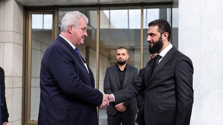 News Themen der Woche KW01 News Bilder des Tages The leader of the new Syrian administration, Ahmed al-Sharaa (R) greets Ukrainian Foreign Minister Andrii Sybiha (L) ahead of a meeting between the Syrian leadership and a Ukrainian delegation to help strengthen ties between the two countries in Damascus, Syria. on Monday on December 30, 2024.  SYR2024123001 Syria sxInterimxGovernment