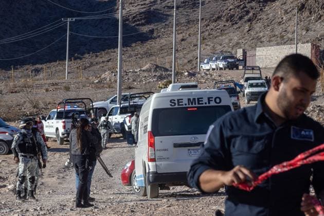 Migration Mexico A Chihuahua state police officer places caution tape at the scene where an immigration officer loses his life after being attacked with rocks thrown by migrants when he attempts to question their migration status Juarez Mexico  Copyright: xDavidxPeinadox originalFilename: peinado-migrants241230_npjNY.jpg