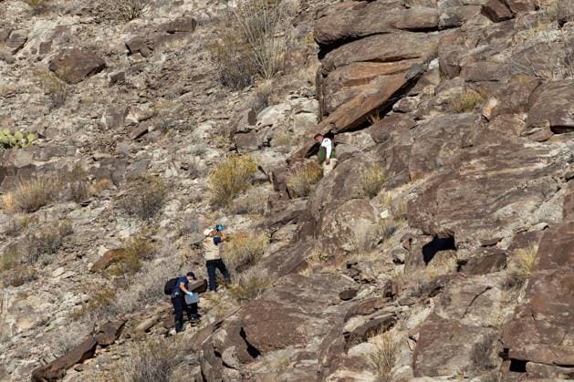 Migration Mexico A rescue team climbs a hill to recover the body of the immigration officer who loses his life during an attack with rocks thrown by migrants while he attempts to question them about their migration status Juarez Mexico  Copyright: xDavidxPeinadox originalFilename: peinado-migrants241230_nppgo.jpg