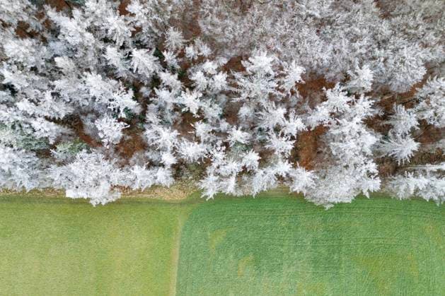 News Themen der Woche KW01 Luftaufnahme. Der letzte Tag im Jahr 2024 startet eisig im Siegerland. Frost hat sich ueber (über) die Landschaft wie hier in der Naehe (Nähe) von Siegen-Oberschelden gelegt. Winter im Siegerland am 31.12.2024 in Siegen Deutschland. *** Aerial view The last day of 2024 starts icy in Siegerland Frost has settled over the landscape as here near Siegen Oberschelden Winter in Siegerland on 31 12 2024 in Siegen Germany