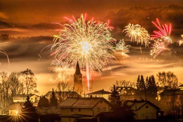 Bilder des Jahres 2025, News 01 Januar News Themen der Woche KW01 Silvester-Feuerwerk über Glonn, nächtlicher Blick bis zu den Alpen, Glonn in Oberbayern, 1. Januar 2025 Deutschland, Glonn, Landkreis Ebersberg, 1. Januar 2025, Silvester-Feuerwerk kurz nach Mitternacht, ein dichter Feinstaub-Nebel liegt über dem Ort, der Kirchturm der katholischen Pfarrkirche St. Johannes ragt aus dem Feuerwerksnebel, Blick bis zu den Alpen, die sich am Horizont schemenhaft abzeichnen, Inversionswetterlage, Oberbayern, Glonn hat ca. 5.300 Einwohner, hohe Feinstaubbelastung, Umwelt, Bayern