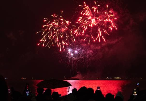 January 1, 2025, Toronto, On, Canada: People watch New Year s fireworks by the waterfront in Toronto on Wednesday, January 1, 2025. Toronto Canada  - ZUMAc35_ 20250101_zaf_c35_003 Copyright: xLauraxProctorx