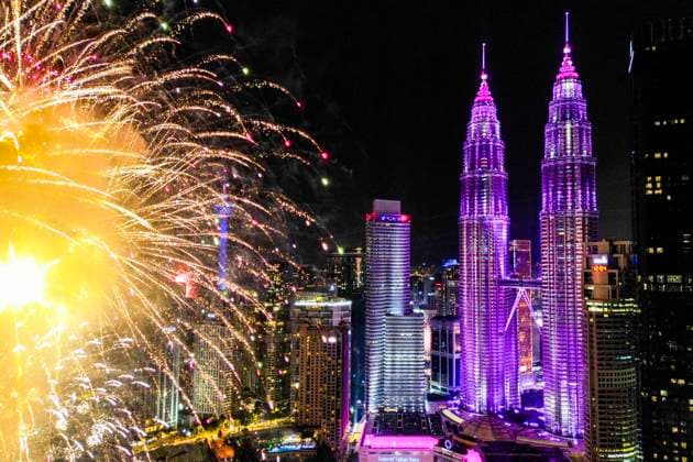Bilder des Jahres 2025, News 01 Januar News Themen der Woche KW01 News Bilder des Tages (250101) -- KUALA LUMPUR, Jan. 1, 2025 -- An aerial drone photo shows fireworks exploding in the sky in celebration of the New Year in Kuala Lumpur, Malaysia, Jan. 1, 2025. ) MALAYSIA-KUALA LUMPUR-FIREWORKS-NEW YEAR CELEBRATION ChengxYiheng 