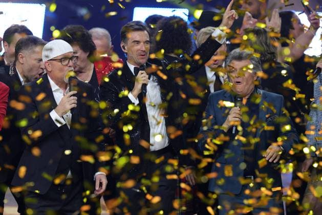Bilder des Jahres 2025, Entertainment 01 Januar Entertainment Themen der Woche KW01 Silvester-Schlagerboom 2025 Die Wunderlichtershow Florian Silbereisen verabschiedet sich vom Publikum. Silvester-Schlagerboom 2025 live mit Florian Silbereisen am 31. Dezember 2024 in der Basketballarena des FC Bayern München, BMW Park München. *** Silvester Schlagerboom 2025 Die Wunderlichtershow Florian Silbereisen says goodbye to the audience Silvester Schlagerboom 2025 live with Florian Silbereisen on December 31, 2024 in the basketball arena of FC Bayern Munich, BMW Park Munich