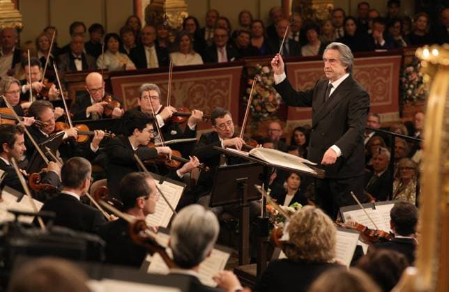 Bilder des Jahres 2025, Entertainment 01 Januar Entertainment Themen der Woche KW01 (250101) -- VIENNA, Jan. 1, 2025 -- Conductor Riccardo Muti is seen during the 2025 Vienna Philharmonic New Year s Concert in Vienna, Austria, Jan. 1, 2025. ( The Vienna Philharmonic Orchestra Handout via Xinhua) AUSTRIA-VIENNA-NEW YEAR-CONCERT DieterxNagl 