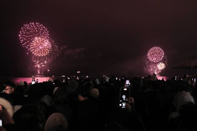 New Year Celebration In Toronto, Canada People take photos and videos as fireworks light up the sky over Lake Ontario during New Year s celebrations in Toronto, Ontario, Canada, on January 1, 2025. Toronto Canada  Copyright: xArrushxChoprax originalFilename: chopra-notitle250101_npBMP.jpg