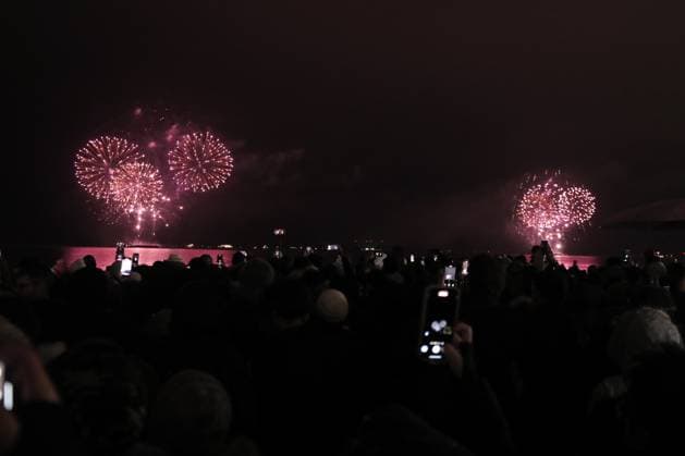 New Year Celebration In Toronto, Canada People take photos and videos as fireworks light up the sky over Lake Ontario during New Year s celebrations in Toronto, Ontario, Canada, on January 1, 2025. Toronto Canada  Copyright: xArrushxChoprax originalFilename: chopra-notitle250101_npXpa.jpg