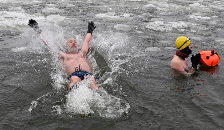 January 1, 2025, Quebec, Pq, Canada: Francis Vachon, left plunges backward into the icy water of the St.Lawrence river for a Polar Bear swim on New Year s Day in Quebec City, Wednesday, Jan. 1, 2025. Quebec Canada  - ZUMAc35_ 20250101_zaf_c35_007 Copyright: xJacquesxBoissinotx