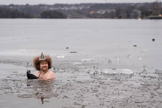 January 1, 2025, Dartmouth, Ns, Canada: Shawn Gillis wears a party hat while swimming in the ice-filled water in Lake Banook during the annual polar bear swim on New Year s Day in Dartmouth, N.S., Wednesday, Jan. 1, 2025. Dartmouth Canada  - ZUMAc35_ 20250101_zaf_c35_024 Copyright: xDarrenxCalabresex