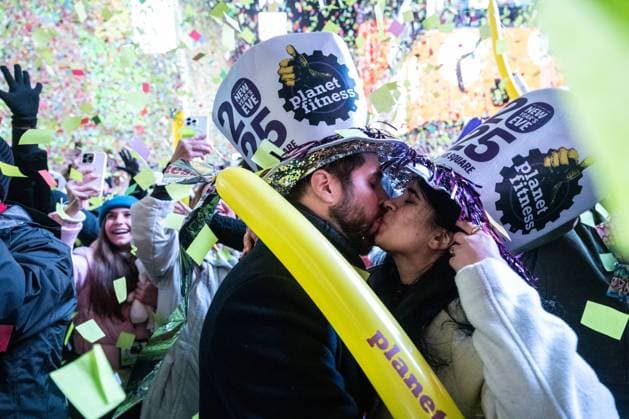 Bilder des Jahres 2025, News 01 Januar News Themen der Woche KW01 News Bilder des Tages January 1, 2025, New York, New York, USA: A couple kisses to celebrate the beginning of the New Year in Times Square. Thousands of revelers rang in the 2025 year. A thunderstorm hit Times Square, drenching the thousands of people but didn t dampen the spirits. New York USA - ZUMAk154 20250101_znp_k154_001 Copyright: xStephaniexKeithx