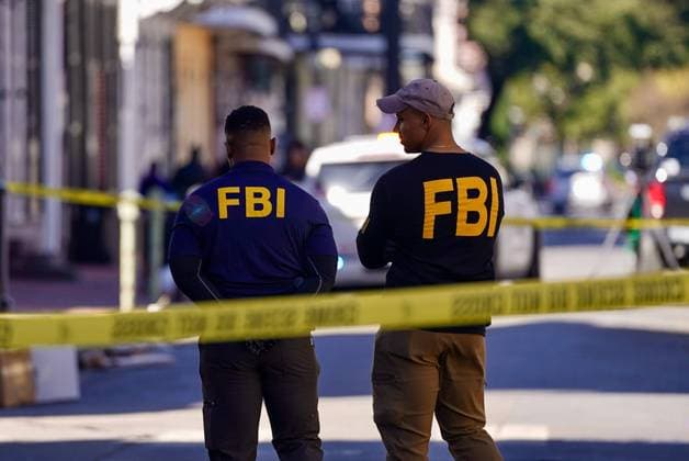 Bilder des Jahres 2025, News 01 Januar News Themen der Woche KW01 News Bilder des Tages FBI agents survey area where a man ramped a truck into a crowd at the edge of the French Quarter in the early morning hours of Wednesday, January 1, 2025, in New Orleans, Louisiana. At least 10 people were killed and 35 injured. The FBI is investigating it as an act of terrorism.  NOP20250101114 BONNIExCASH