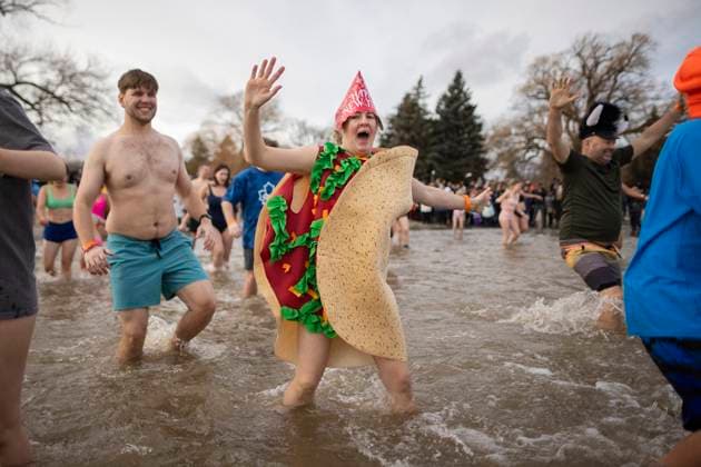 January 1, 2025, Toronto, On, Canada: People participate in the annual polar bear dip on New Year s Day in Oakville, Ont., Wednesday, Jan. 1, 2025. Toronto Canada  - ZUMAc35_ 20250101_zaf_c35_055 Copyright: xNickxIwanyshynx
