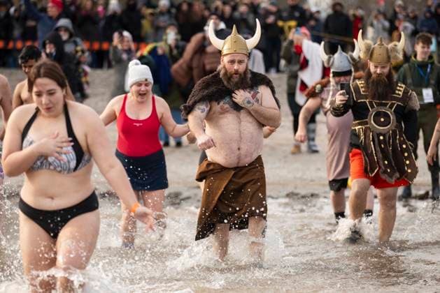 January 1, 2025, Toronto, On, Canada: People participate in the annual polar bear dip on New Year s Day in Oakville, Ont., Wednesday, Jan. 1, 2025. Toronto Canada  - ZUMAc35_ 20250101_zaf_c35_054 Copyright: xNickxIwanyshynx