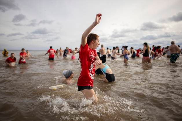 January 1, 2025, Toronto, On, Canada: People participate in the annual polar bear dip on New Year s Day in Oakville, Ont., Wednesday, Jan. 1, 2025. Toronto Canada  - ZUMAc35_ 20250101_zaf_c35_056 Copyright: xNickxIwanyshynx