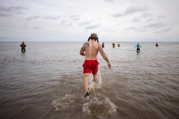 January 1, 2025, Toronto, On, Canada: People participate in the annual polar bear dip on New Year s Day in Oakville, Ont., Wednesday, Jan. 1, 2025. Toronto Canada  - ZUMAc35_ 20250101_zaf_c35_057 Copyright: xNickxIwanyshynx