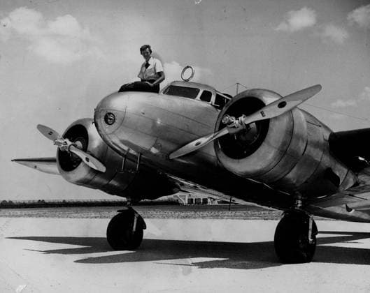 Archivbilder der Woche KW01 Could photo be missing clue to Earhart’s disappearance? Amelia Earhart in a 1937 file image. Researchers hope images from her departure from Miami Municipal Airport may hold clues to her disappearance during an attempted around-the-world flight. (Miami Herald MCT) USA EDITORIAL USE ONLY Copyright: xx 1154617 MIAMIxHERALDx krtphotoslive689157