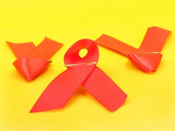 Aids-Schleife als Symbolbild fuer AIDS und HIV zum Weldaidstag am 1. Dezember. Welt-AIDS-Tag *** Aids ribbon as a symbol for AIDS and HIV on World AIDS Day on December 1st World AIDS Day