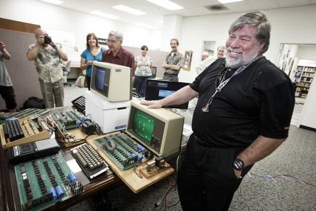 IMAGO History, 250 Jahre USA, Digitales Zeitalter: Entwicklung des Internets und Aufstieg von Silicon Valley Apple I computer sells for $200,000; donor sought Steve Wozniak, co-founder of Apple, poses behind five Apple 1 computers in 2013 at History San Jose in Calif. (Dai Sugano San Jose Mercury News MCT) USA EDITORIAL USE ONLY Copyright: xx 1168821 DaixSuganox krtphotoslive722533