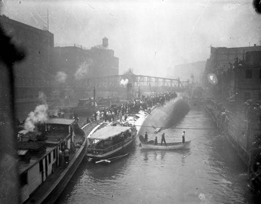Archivbilder der Woche KW01 Rare Eastland disaster photos discovered in newspaper s basement The S.S. Eastland lying on its side in the Chicago River after slowly rolling over and drowning 844 people on July 24, 1915 in Chicago. (Chicago Tribune historical photo TNS) Chicago IL USA EDITORIAL USE ONLY Copyright: xx 1171167 ChicagoxTribunexhistoricalxphotox krtphotoslive726389
