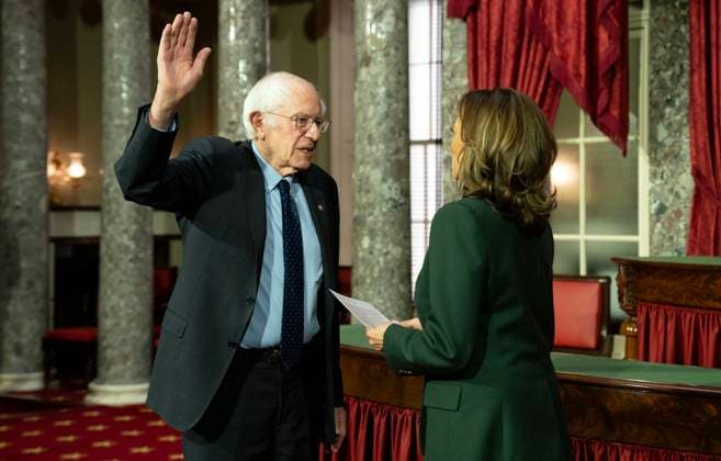 News Bilder des Tages Vice President Kamala Harris participates in the ceremonial swearing-in ceremony with Senator Bernie Sanders (D-VT) in the Old Senate Chamber at the U.S. Capitol in Washington, DC on January 3, 2025. The ceremonial swearing-in ceremony takes place at the start of each Congress with January 3, 2025 marking the 119th United States Congress.  WAP20250103901 LeighxVogel
