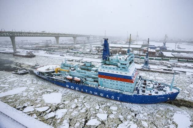 Bilder des Jahres 2025, News 01 Januar News Themen der Woche KW01 News Bilder des Tages January 3, 2025, St. Petersburg, Russia: Nuclear icebreaker Yakutiya sails through the Galerny fairway of Kanonersky Island during sea trials during a snowfall in St. Petersburg. The nuclear icebreaker Yakutiya of Project 22220 has left the Galerny Fairway for the Gulf of Finland for testing. During the tests, specialists will check the operation of the icebreaker s main systems and equipment. The plans for the next few weeks include checking the serviceability of the communication and navigation mechanisms, anchor and steering gear, as well as the operation of the helicopter complex before moving to the home port of Murmansk. The icebreaker was laid down under construction number 22220 at the Baltic Shipyard of USC by order of the state co - ZUMAs197 20250103_aaa_s197_128 Copyright: xArtemxPriakhinx
