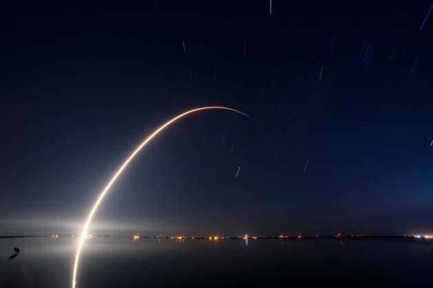 Bilder des Jahres 2025, News 01 Januar News Themen der Woche KW01 News Bilder des Tages January 3, 2025, Cape Canaveral, Florida, USA: A SpaceX Falcon 9 rocket launches from Space Launch Complex-40 at Cape Canaveral Space Force Station, Florida, carrying the Thuraya 4-NGS (Next Generation System) telecommunications satellite for United Arab Emirates-based company Space42 on January 3, 2025, at 8:27 p.m. EST. Cape Canaveral USA - ZUMAb268 20250103_znp_b268_001 Copyright: xJenniferxBriggsx