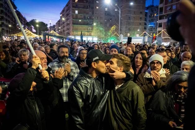 Bilder des Jahres 2025, News 01 Januar News Themen der Woche KW01 News Bilder des Tages January 4, 2025, Rome, Rm, Italy: Following the attack suffered on December 31, 2024 by a homosexual couple who were walking holding hands, hundreds of people gathered in Piazza Malatesta to protest against homophobia and gender violence. Italy is in 36th place in the Rainbow Map 2024 (Human rights of the LGBTI people in Europe). The couple kisses in front of the crowd. Rome Italy - ZUMAg256 20250104_znp_g256_020 Copyright: xMarcoxDixGianvitox