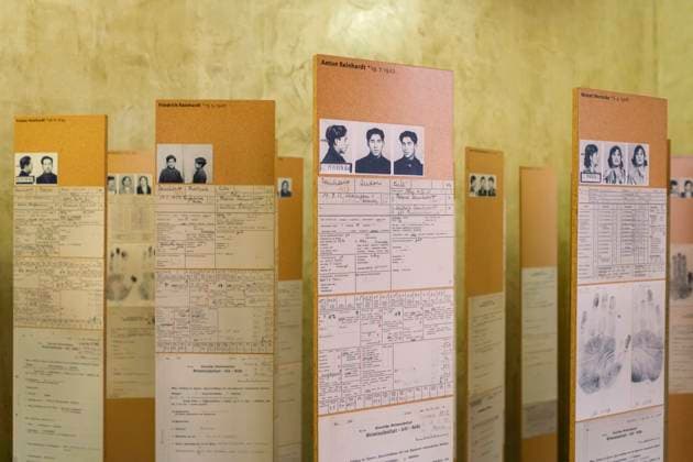 Akten von verfolgten Sinti und Roma in der Sammlung NS-Dokumentationszentrum der Stadt Köln im EL-DE-Haus. Das EL-DE-Haus ist ein nach den Initialen seines Erbauers Leopold Dahmen genanntes ursprünglich als Wohn- und Geschäftshaus konzipiertes Haus im Kölner Stadtteil Altstadt-Nord, das als Gestapodienststelle und Gefängnis zwischen 1935 und 1945 zum Inbegriff nationalsozialistischer Schreckensherrschaft in Köln wurde. Seit 1988 beherbergt es das NS-Dokumentationszentrum der Stadt Köln. *** Files of persecuted Sinti and Roma in the collection of the NS Documentation Centre of the City of Cologne in the EL-DE House. The EL-DE House, named after the initials of its builder Leopold Dahmen, was originally designed as a residential and commercia GMS18287