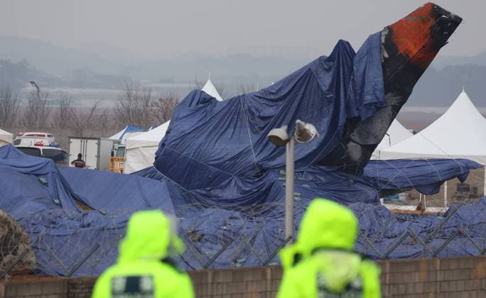 Bilder des Jahres 2025, News 01 Januar News Themen der Woche KW01 News Bilder des Tages Site of Muan plane crash Site of Muan plane crash This photo, taken Jan. 5, 2025, shows the tail of a Jeju Air jet that crashed while landing at Muan International Airport in Muan, 288 kilometers south of Seoul, on Dec. 29, 2024, covered with waterproof sheets. (Yonhap) 2025-01-05 09:23:38 < 1980-2025 YONHAPNEWS AGENCY. .> ¹«¾È±º Àü¶ó³²µµ EDITORIAL USE ONLY  Copyright: xx PYH2025010501410032000 YonhapxNewsx yonphotos237049