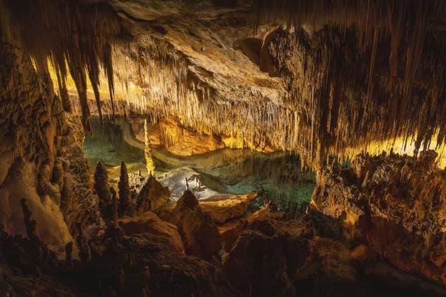 Leuchtende Stalaktiten, die sich im türkisfarbenen Wasser des Martelsees spiegeln, bieten ein atemberaubendes unterirdisches Schauspiel in den Drach Höhlen Illuminating stalactites reflecting in the turquoise waters of martel lake create a breathtaking subterranean spectacle in drach caves Copyright: imageBROKER UnaixHuizi ibxuhu12015052.jpg