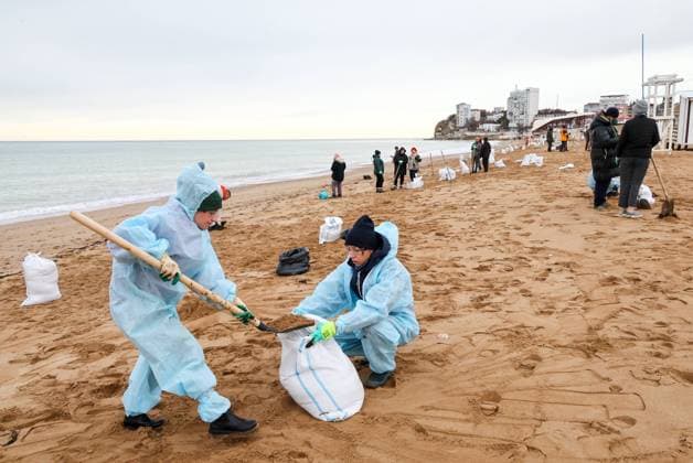 Bilder des Jahres 2025, News 01 Januar News Themen der Woche KW01 News Bilder des Tages RUSSIA, SEVASTOPOL - JANUARY 5, 2025: Volunteers take part in an oil spill clean-up operation on the Nakhimovets beach following the December 15 crash of the Volgoneft 212 and Volgoneft 239 oil tankers carrying 9,200t of mazut fuel oil in the Kerch Strait. Sergei Malgavko TASS  77209078