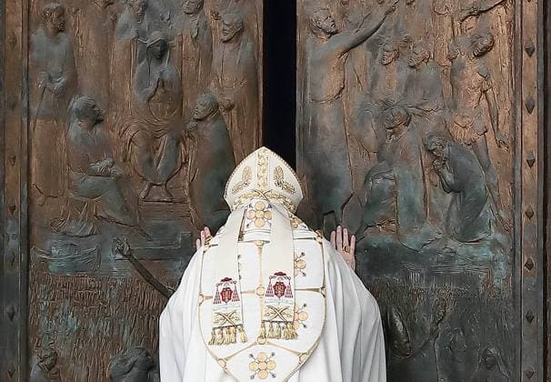 Bilder des Jahres 2025, News 01 Januar News Themen der Woche KW01 News Bilder des Tages ITALY - CARDINAL JAMES MICHAEL HARVEY OPENS THE HOLY DOOR OF THE BAILICA OF SAINT PAUL OUTSIDE THE WALLS , FOR THE JUBILEE, IN ROME - 2025 1 5 Italy, Rome, Vatican, 2025 1 5 Cardinal James Michael Harvey opens the Holy Door of the Basilica of Saint Paul Outside the Walls, for the Jubilee, in Rome . EDITORIAL USE ONLY - NO BOOKS Copyright: xALESSIAxGIULIANIx