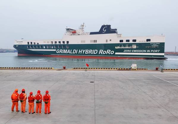 Bilder des Jahres 2025, News 01 Januar News Themen der Woche KW01 News Bilder des Tages China, größter RoRo Frachter der Welt im Hafen von Yantai World s Largest Cargoes ro-ro Ship YANTAI, CHINA - JANUARY 5, 2025 - The world s largest cargoes ro-ro ship built for Italy by China Merchants Jinling Shipping (Jiangsu) Co., Ltd. berthing at the port of Yantai to load cars for export in China s Shandong province on Jan 5, 2025. Yantai Shandong China  Copyright: xCFOTOx i1736125956116
