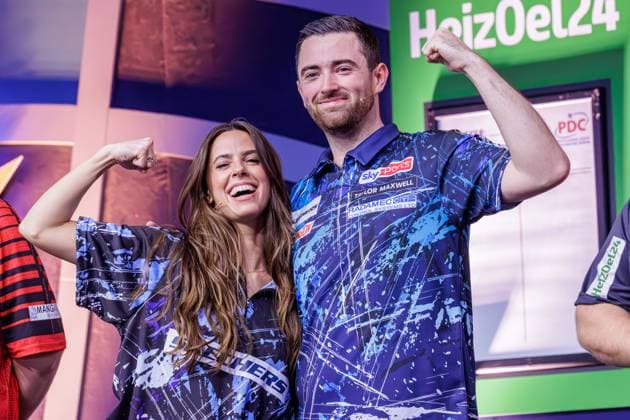 Bilder des Jahres 2025, Entertainment 01 Januar Entertainment Themen der Woche KW01 Entertainment Bilder des Tages 05.01.2025. Düsseldorf. Promi-Darts-WM 2025 im Düsseldorfer Maritim Hotel. Hier: Chartstürmerin Vanessa Mai und Luke Cool Hand Luke Humphries. Düsseldorf Maritim Hotel Nordrhein-Westfalen Deutschland *** 05 01 2025 Düsseldorf Celebrity Darts World Championship 2025 at the Düsseldorf Maritim Hotel Here chart-topping dart player Vanessa Mai and Luke Cool Hand Luke Humphries Düsseldorf Maritim Hotel North Rhine-Westphalia Germany
