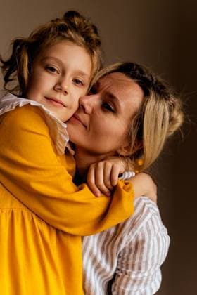 Creative Highlights Symbolbilder Mom and daughter hugging and laughing Minsk, Minsk Region, Belarus CR_YUKI250103E-1600395-01 ,model released, Symbolfoto