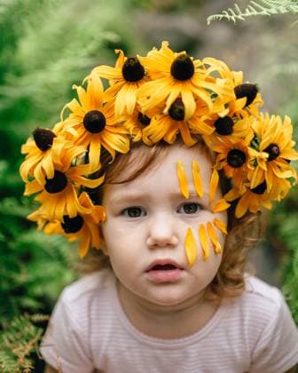 Creative Highlights Symbolbilder Young girl wearing black-eyed Susan flowers Marblehead, Massachusetts, United States R_NYHM250105B-1618903-01 ,model released, Symbolfoto