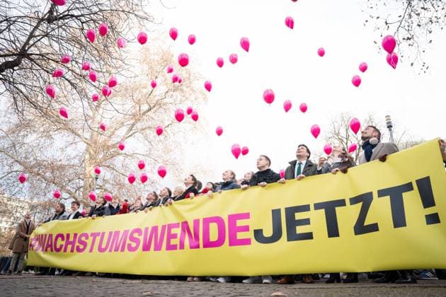 FDP Dreikoenigstreffen in Stuttgart Ballonaktion von den Junge Liberale vor der Oper beim Dreikoenigskundgebung der Freien Demokraten im Opernhaus in Stuttgart Stuttgart Baden-Wuerttemberg Deutschland *** FDP Triennial Meeting in Stuttgart Balloon action by the Young Liberals in front of the Opera House at the Triennial Rally of the Free Democrats at the Opera House in Stuttgart Stuttgart Baden Wuerttemberg Germany
