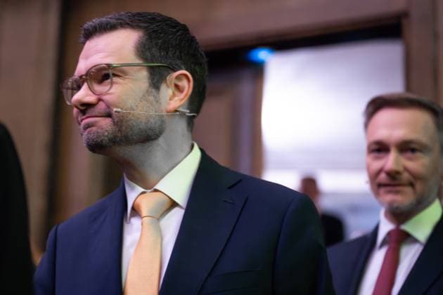 FDP Dreikoenigstreffen in Stuttgart Marco Buschmann, und Christian Lindner (FDP) im Hintergrund bei ihrer Ankunft im Saal beim Dreikoenigskundgebung der Freien Demokraten im Opernhaus in Stuttgart, Stuttgart, 06.01.2025 Stuttgart Baden-Wuerttemberg Deutschland *** FDP Three Kings Meeting in Stuttgart Marco Buschmann, and Christian Lindner FDP in the background on their arrival in the hall at the Three Kings Rally of the Free Democrats at the Opera House in Stuttgart, Stuttgart, 06 01 2025 Stuttgart Baden Wuerttemberg Germany