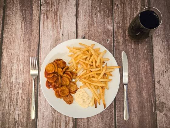 Ein Teller mit Currywurst und Pommes mit Mayo ist zu sehen, daneben ein Glas Cola am 05. January 2025 in Krefeld, Deutschland. (Foto von Oliver Kaelke DeFodi Images) +++ A plate with currywurst and fries with mayo can be seen, next to a glass of cola on January 5, 2025 in Krefeld, Germany. (Photo by Oliver Kaelke DeFodi Images) Defodi-678_678_2025_01_05_STOCK_0007 *** A plate with currywurst and fries with mayo can be seen, next to a glass of cola on January 05, 2025 in Krefeld, Germany Photo by Oliver Kaelke DeFodi Images A plate with currywurst and fries with mayo can be seen, next to a glass of cola on January 5, 2025 in Krefeld, Germany Photo by Oliver Kaelke DeFodi Images Defodi 678 678 2025 01 05 STOCK 0007 Defodi-678